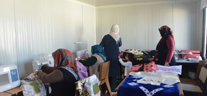 Konteyner kentlerde açılan el sanatları kursları depremzede kadınlara terap...