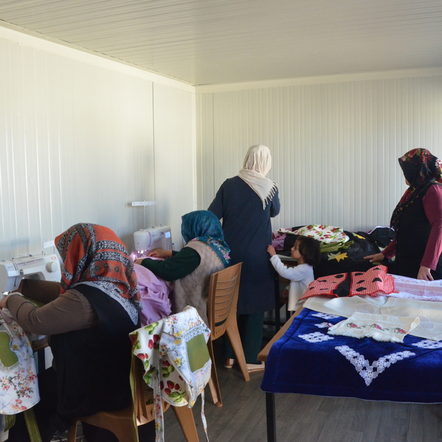 Konteyner kentlerde açılan el sanatları kursları depremzede kadınlara terap...