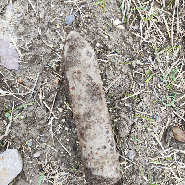 Uşak'ta tarlada bulunan eski top mermisi, imha edildi