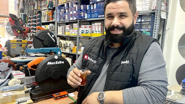 Bursa'da bir kişi deprem sırasında dışarı koşarken çayını bırakmadı