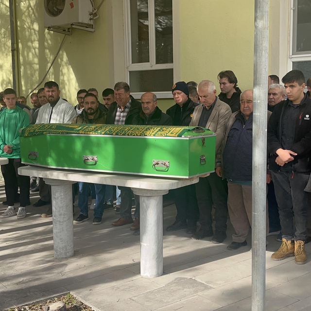 Kayıp olarak aranırken, arkadaşıyla kazada öldüğü ortaya çıkan Ümit, toprağ...