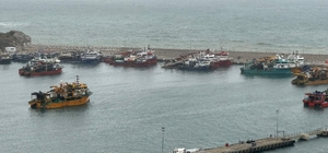 Fırtına uyarısı nedeniyle balıkçı tekneleri Amasra Limanı´na demirledi