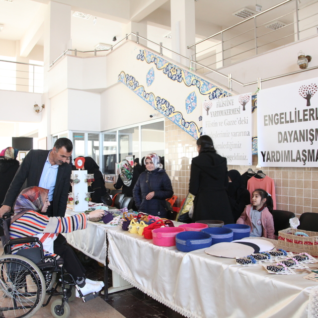 Ahlat'a engelliler ve aileleri, Gazze yararına kermes düzenledi