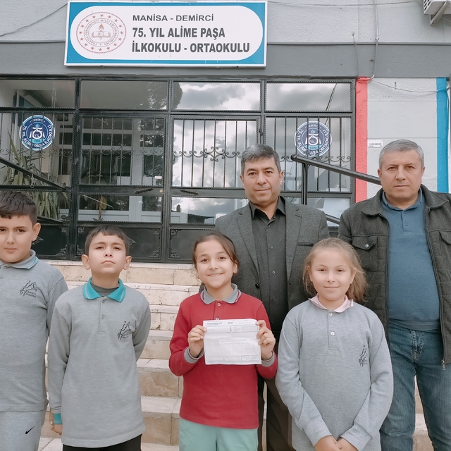 Manisa'da ilkokul öğrencileri harçlıklarını Filistin'e gönderdi