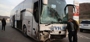 Samsun'da yolcu otobüsüyle otomobilin çarpışması sonucu 2 kişi öldü, 3 kişi...