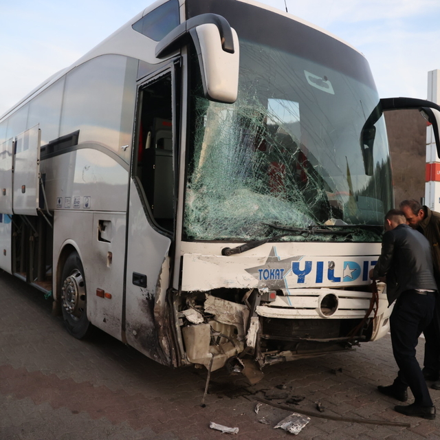 Samsun'da yolcu otobüsüyle otomobilin çarpışması sonucu 2 kişi öldü, 3 kişi...