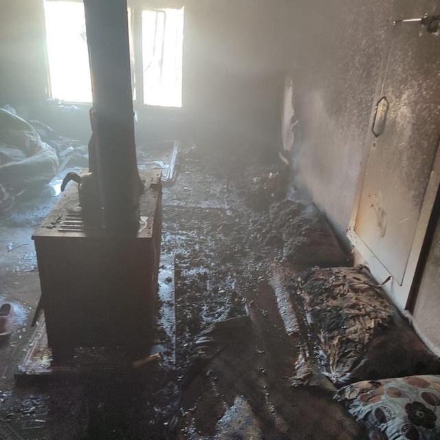 Sobaya benzin döken anne çıkan yangında öldü, 2 çocuğu dumandan zehirlendi