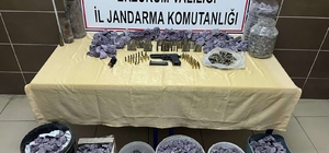 Erzurum'da değerli taş ve maden satmaya çalıştığı iddia edilen şüpheli yaka...