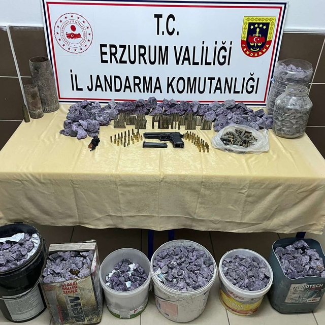 Erzurum'da değerli taş ve maden satmaya çalıştığı iddia edilen şüpheli yaka...