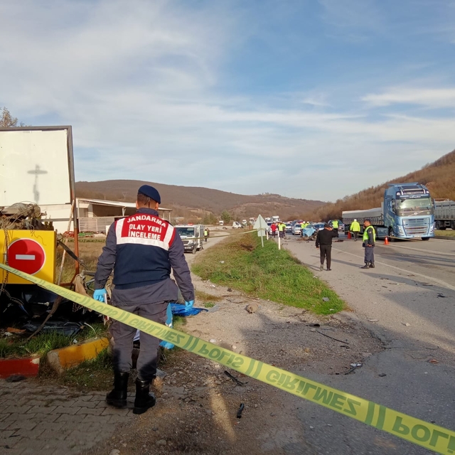 Samsun´da otomobil yolcu otobüsüyle çarpıştı; 2 ölü, 3 yaralı