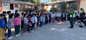 Adana'da jandarma ekipleri, öğrencilere trafik eğitimi verdi