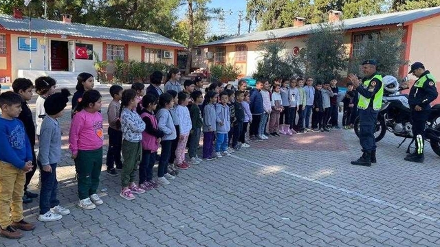 Adana'da jandarma ekipleri, öğrencilere trafik eğitimi verdi
