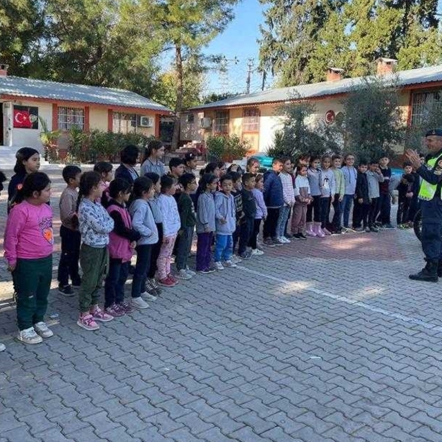 Adana'da jandarma ekipleri, öğrencilere trafik eğitimi verdi