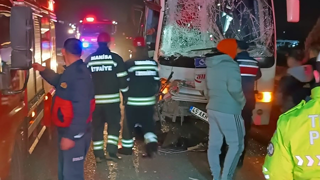 Manisa'da midibüs ile tırın çarpışması sonucu 12 kişi yaralandı