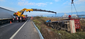 Aydın'da tırın şarampole devrilmesi sonucu sürücü yaralandı