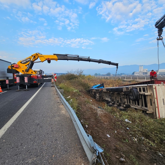 Aydın'da tırın şarampole devrilmesi sonucu sürücü yaralandı