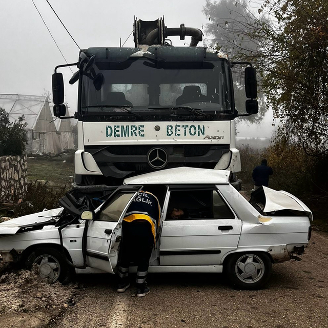 Antalya'da beton pompası aracıyla çarpışan otomobildeki anne ile oğlu öldü