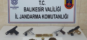 Balıkesir merkezli silah kaçakçılığı operasyonunda 17 zanlı yakalandı