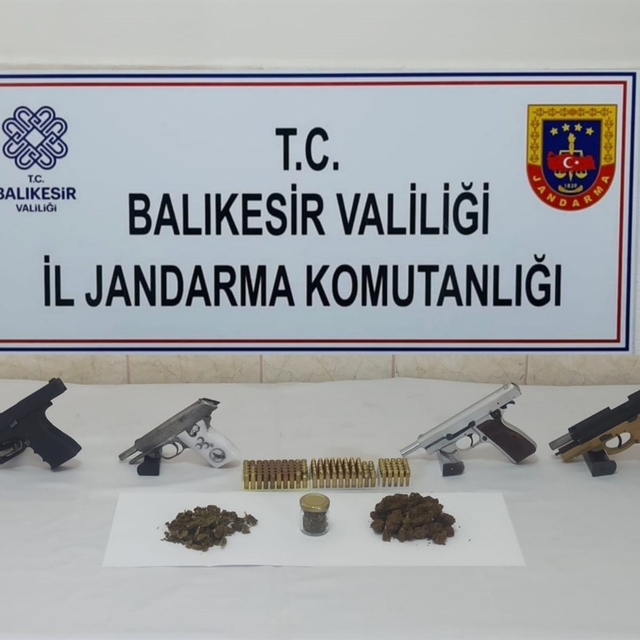 Balıkesir merkezli silah kaçakçılığı operasyonunda 17 zanlı yakalandı