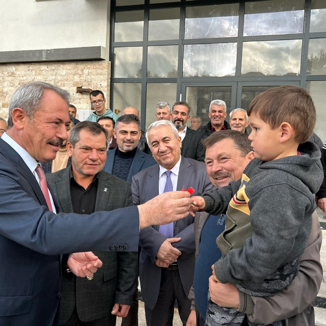 Serinhisar'da tamamlanan TOKİ konutları, sahiplerine teslim edildi