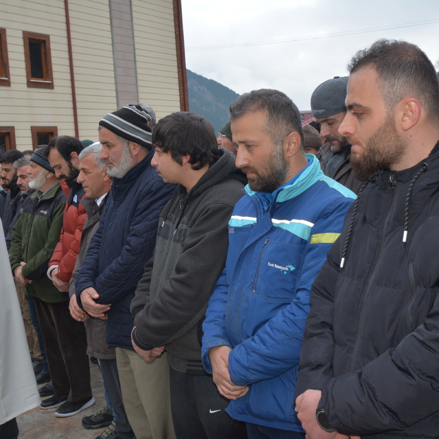 Çaykara'da duvardan düşerek ölen kişinin cenazesi defnedildi