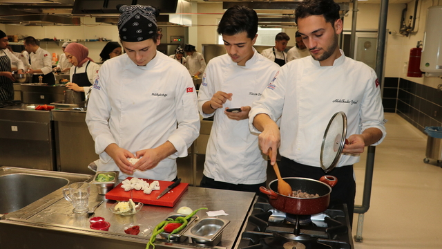 Geleceğin aşçıları dünya mutfağının inceliklerini öğreniyor
