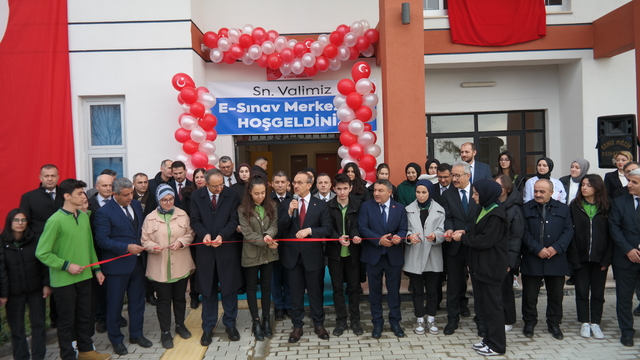 Dilovası'nda Tasarım ve Teknoloji Atölyesi ile E-Sınav Merkezi açıldı