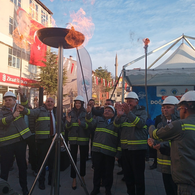 Özvatan'da ilçesinde ilk doğal gaz ateşi yakıldı