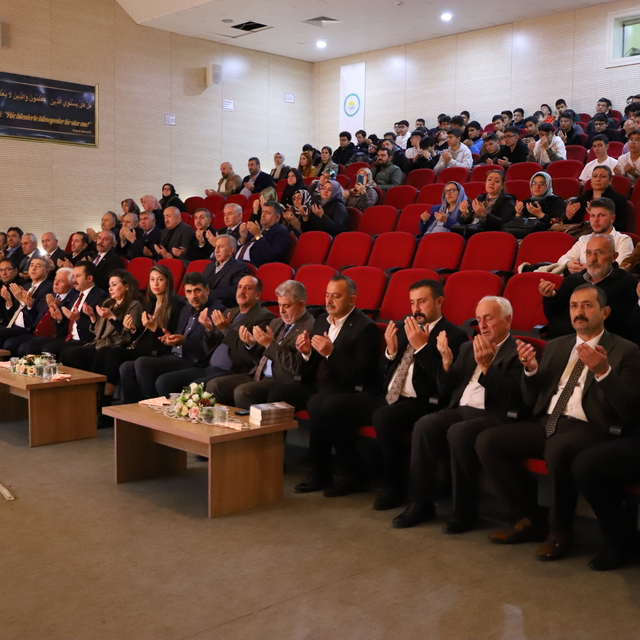 Gölbaşı'ndaki lisede hayırseverlerin katkısıyla kurulan kütüphane açıldı
