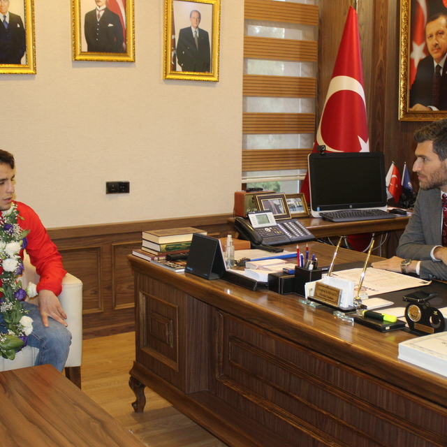 Altın madalya kazanan güreşçiden Erbaa Belediye Başkanı Karagöl'e ziyaret