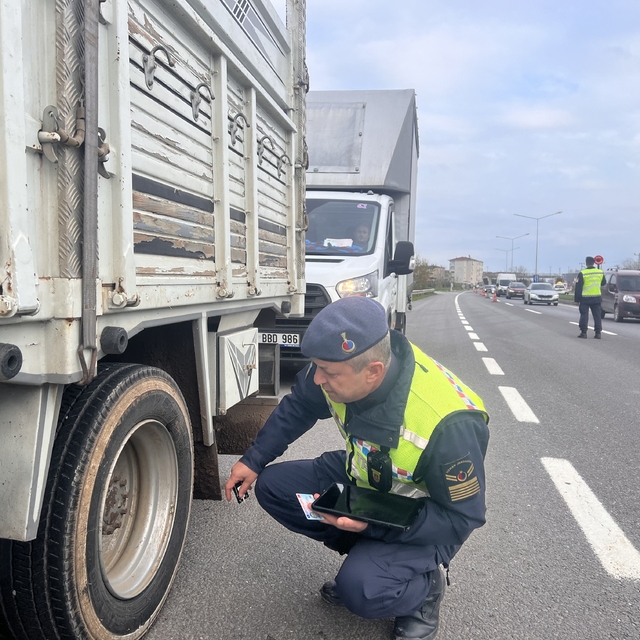 Yalova'da jandarma ekipleri kış lastiği denetimi yaptı