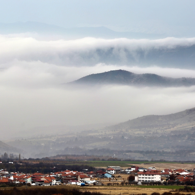 Elazığ'ın Baskil ilçesi sis bulutuyla kaplandı