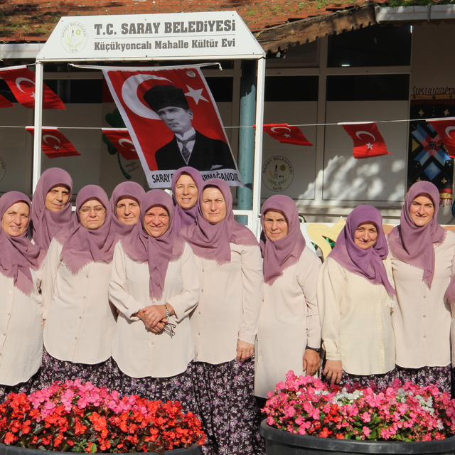 Sandıktan çıkan naftalin kokulu dokumalar kadınlara atölye kurdurdu