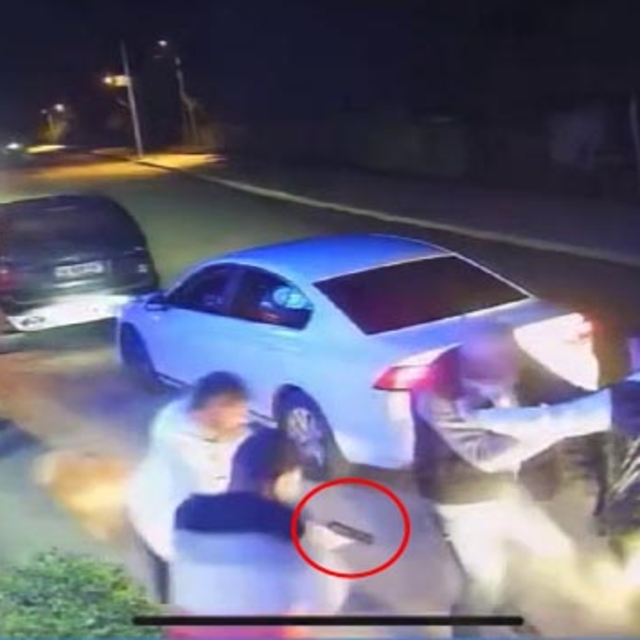 Tartıştığı husumetlisi ile araya gireni tabanca ile vurdu; 2 yaralı