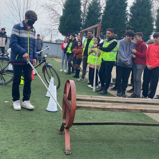 Akyazı'da öğrenciler, engellilerin yaşadığı zorlukları deneyerek tecrübe et...