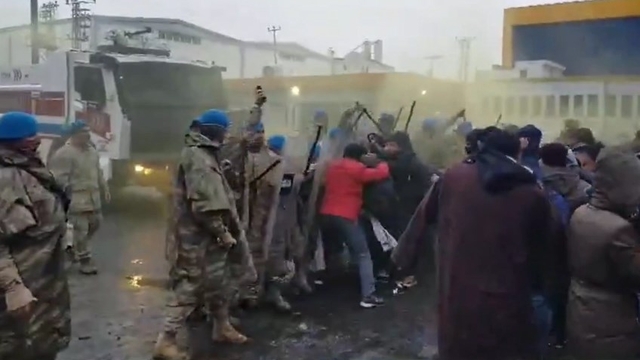 Şanlıurfa'da, jandarma ile işçiler arasında gerginlik; 22 gözaltı