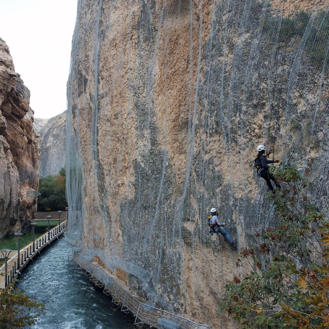 Tohma Kanyonu'nun yamaçlarına çelik ağ örülüyor