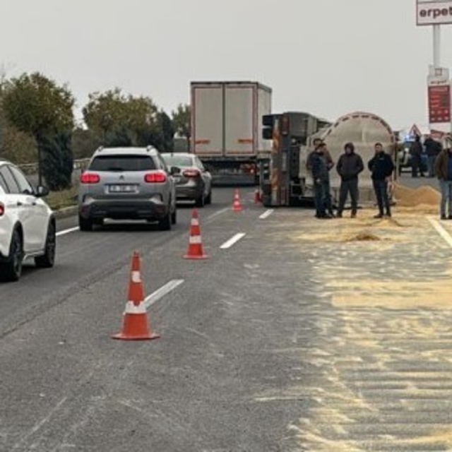 Salihli'de devrilen kamyonun sürücüsü yaralandı