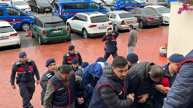 Bodrum'da 81 kaçak göçmen ile 10 organizatör yakalandı (2)