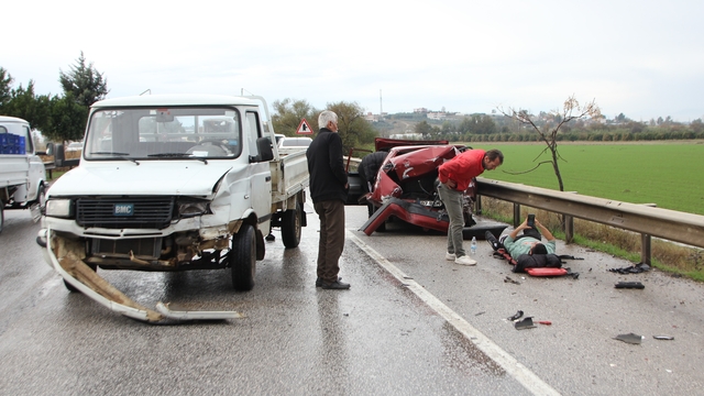 Antalya'da kamyonet park halindeki otomobile çarptı 2 kişi yaralandı