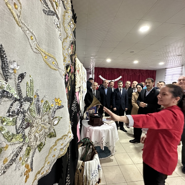 Düzce'de Cumhuriyet dönemini yansıtan kıyafetler sergileniyor
