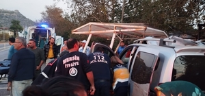 Bozyazı'da meyve tablasına çarpan hafif ticari aracın sürücüsü yaralandı