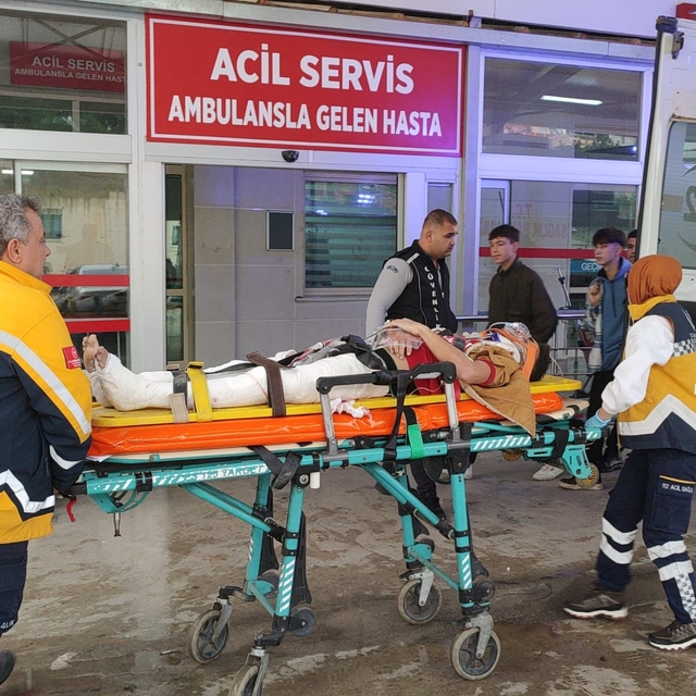 Adana'da iki otomobilin çarpıştığı kazada 4 kişi yaralandı