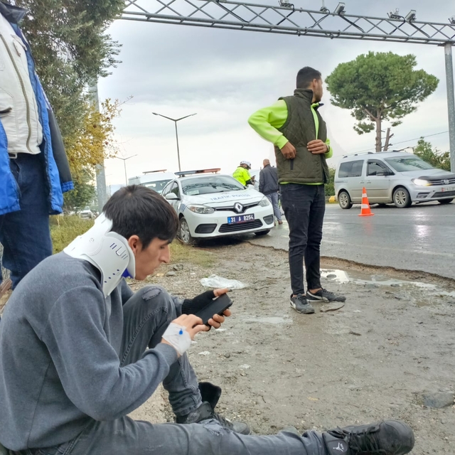 Hatay'da işçi servisi, hafriyat kamyonuna çarptı; 16 yaralı