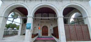 Muğla'da kuşların konmasını engellemek için camiye döşenen malzemeler söküldü