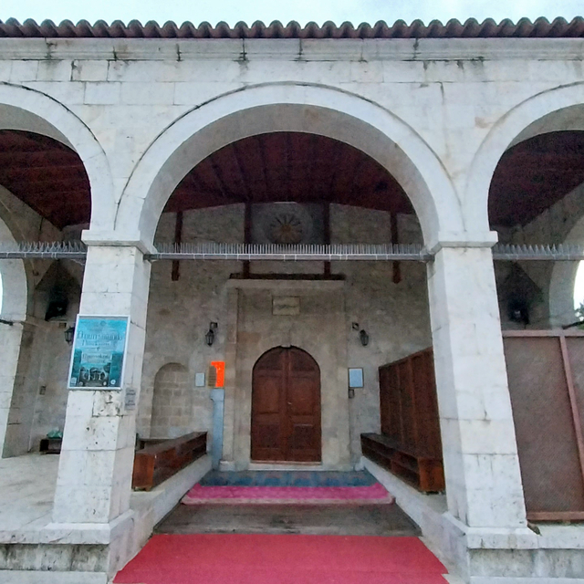 Muğla'da kuşların konmasını engellemek için camiye döşenen malzemeler sökül...