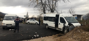 Kütahya'da toprak yığınına çarpan servis minibüsündeki 14 öğrenci yaralandı