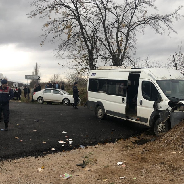 Kütahya'da toprak yığınına çarpan servis minibüsündeki 14 öğrenci yaralandı