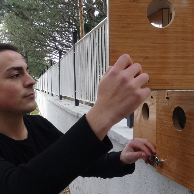 Afyonkarahisar'da lise öğrencileri eski ahşap dolaplardan kuş yuvası yaptı