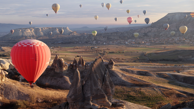 Kapadokya'da 36 yıl önce 5 kişinin uçuşuyla başlayan sıcak hava balonculuğu turizmin lokomotifi oldu